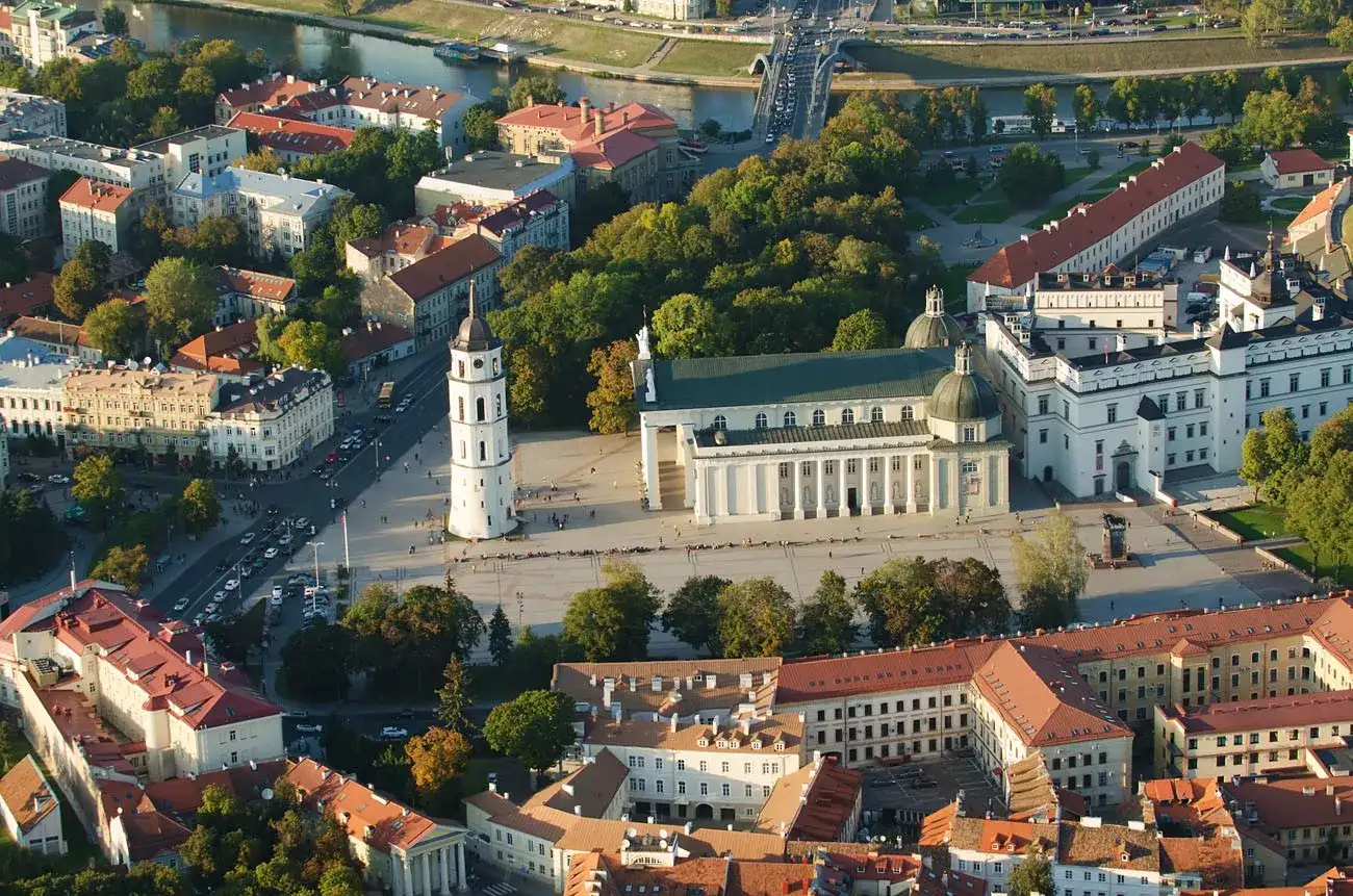 Cidade Velha de Vilnius, Vista aérea Catedral e Palácio dos Grandes Duques da Lituânia. Todos os principais símbolos representativos