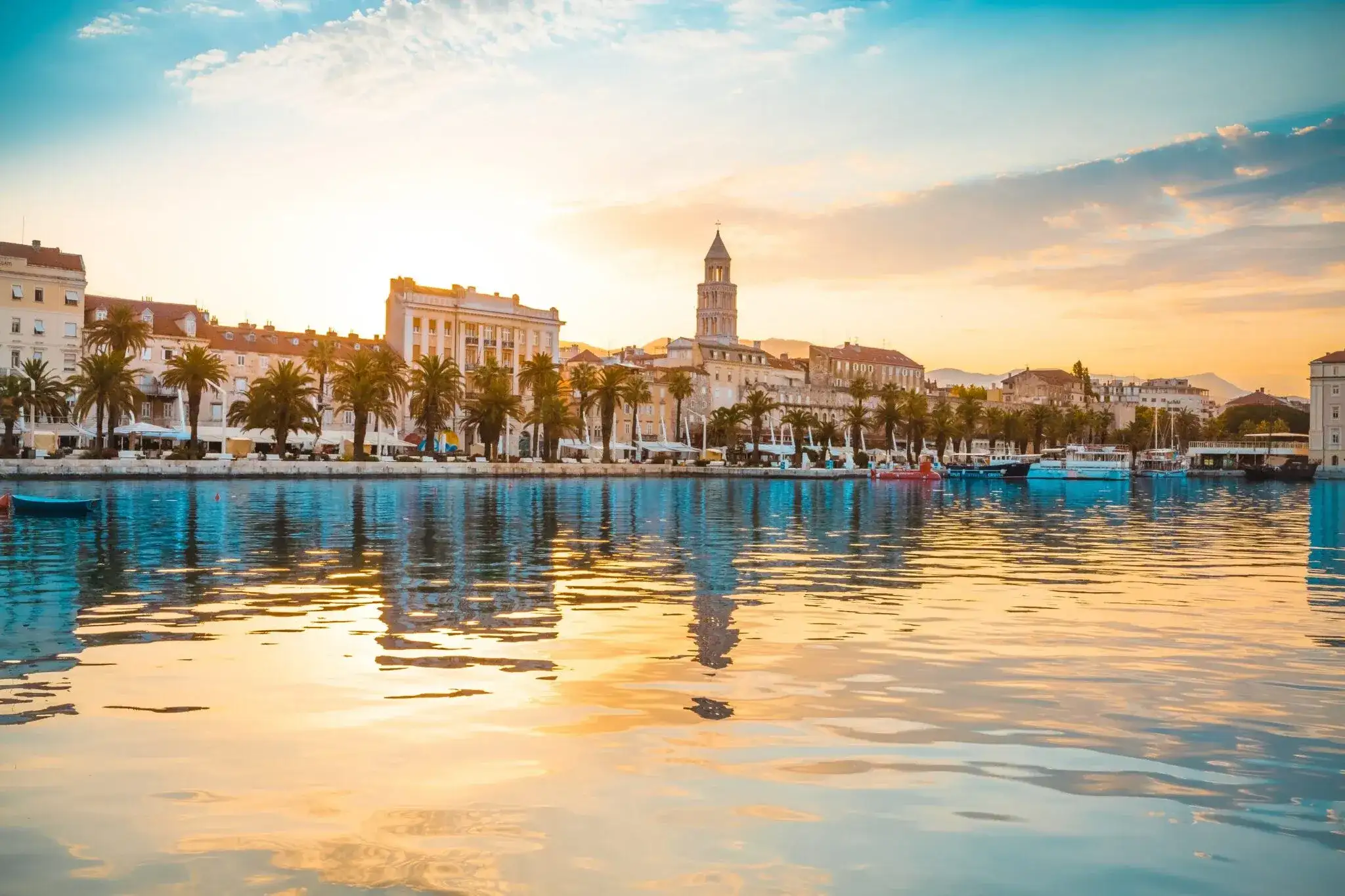 Porto de Split no Por do Sol, Croacia