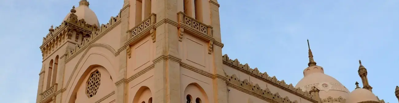 Pessoa em camelo no deserto