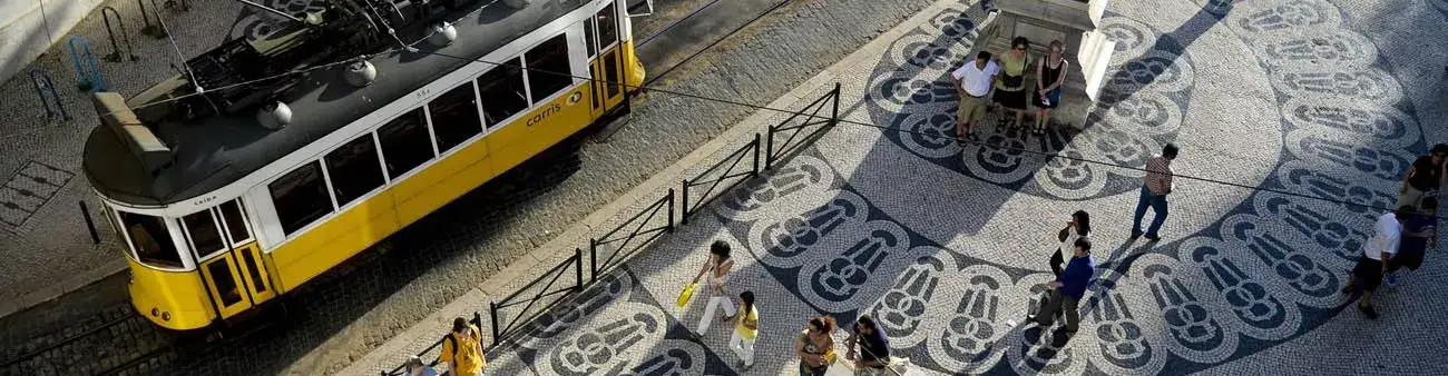 Pessoa em camelo no deserto