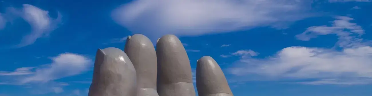 Pessoa em camelo no deserto