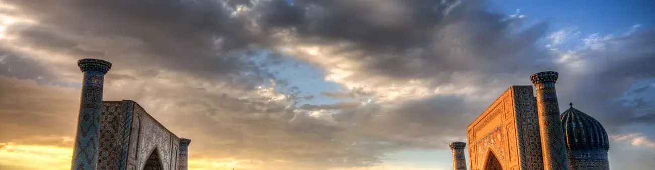 Pessoa em camelo no deserto