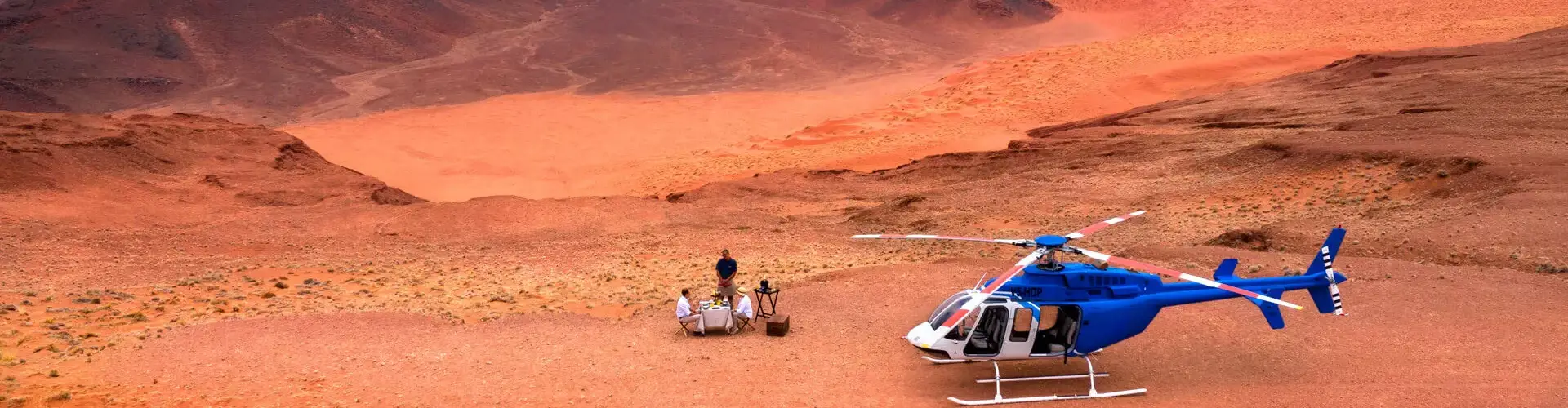 Pessoa em camelo no deserto