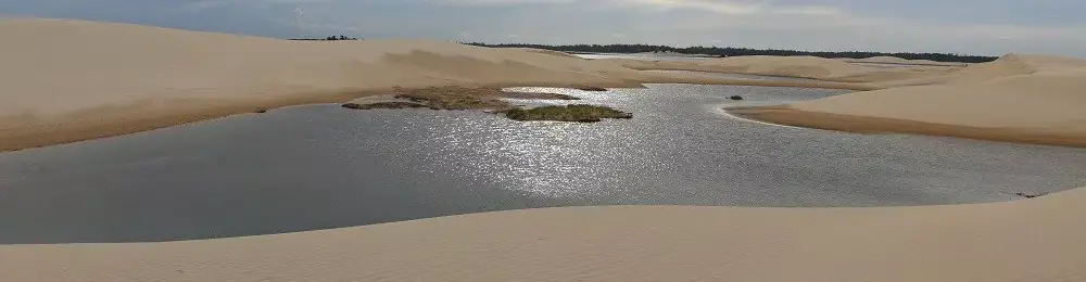 Pessoa em camelo no deserto