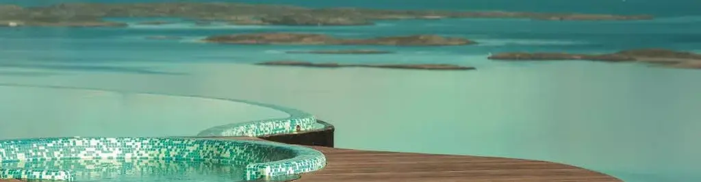 Pessoa em camelo no deserto