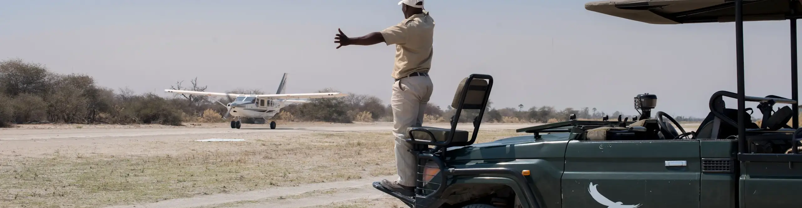 Pessoa em camelo no deserto
