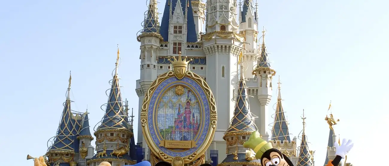 Castelo da Cinderela e turma do Mickey
