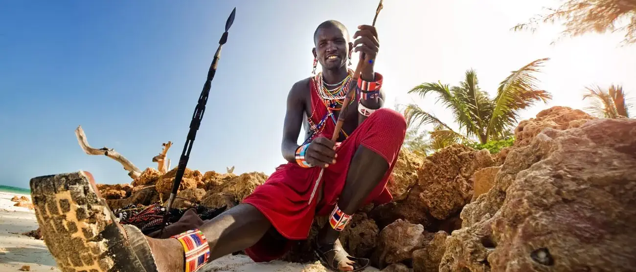 Maasai na praia. No Quênia