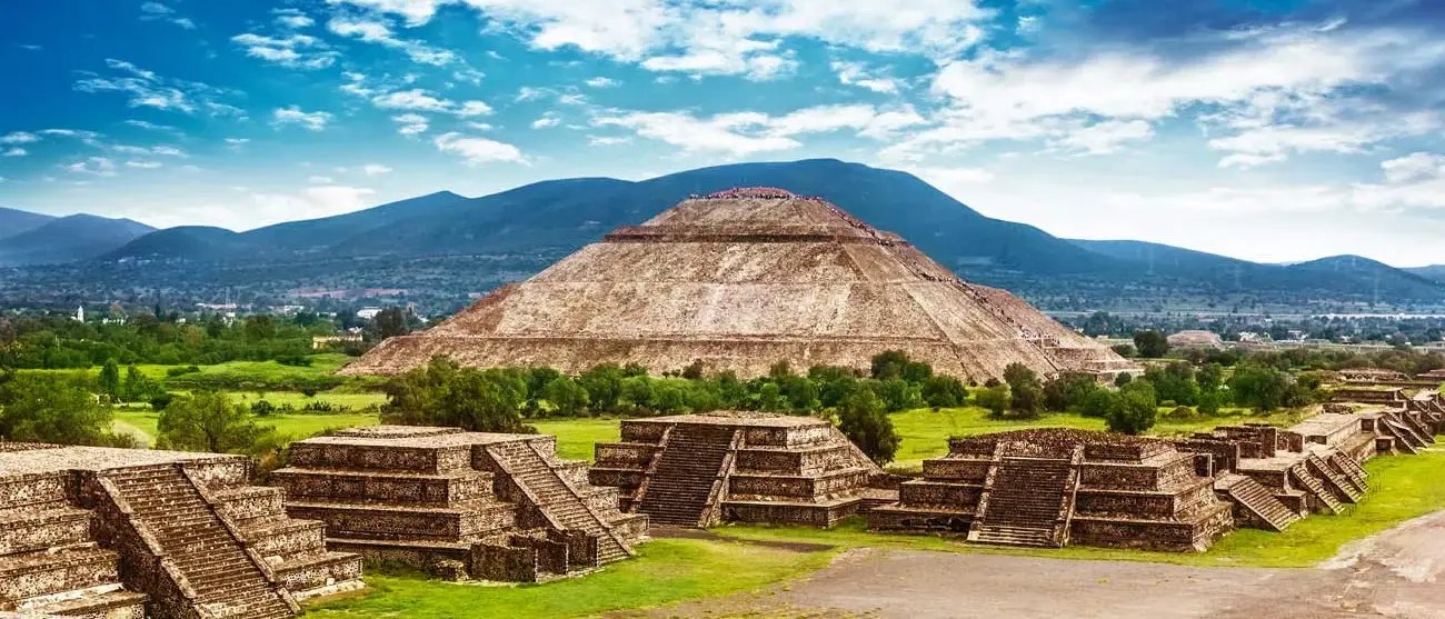 Piramides do sol e da lua na Avenue of the Dead Cidade do Mexico