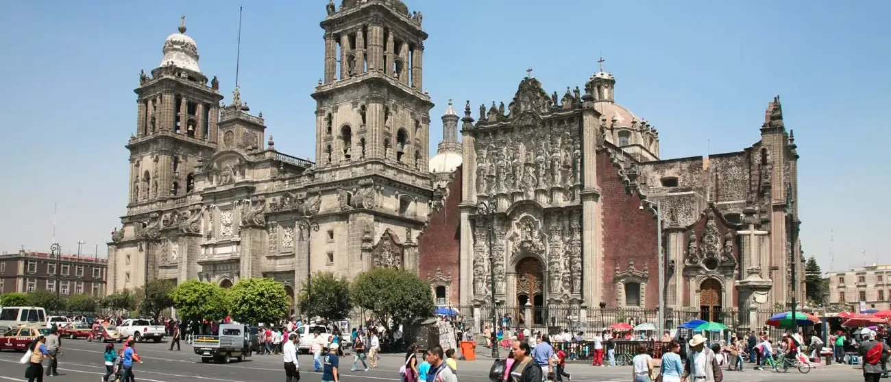 Praça da Constituição em frente a catedral metropolitana Cidade do Mexico