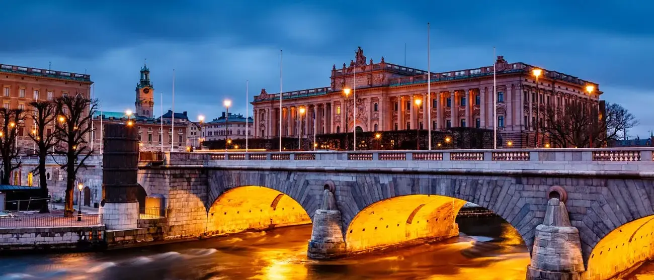 Riksdag e Norrbro Ponte na noite, Estocolmo, Suécia