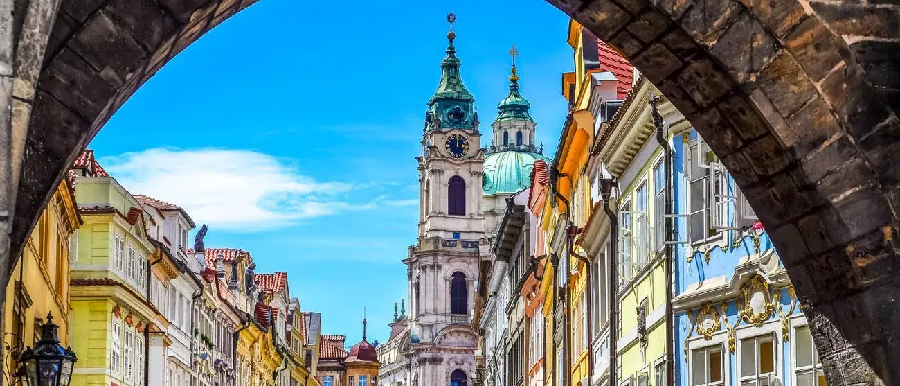 Vista do colorido cidade velha em Praga tomada da ponte Charles, República Checa