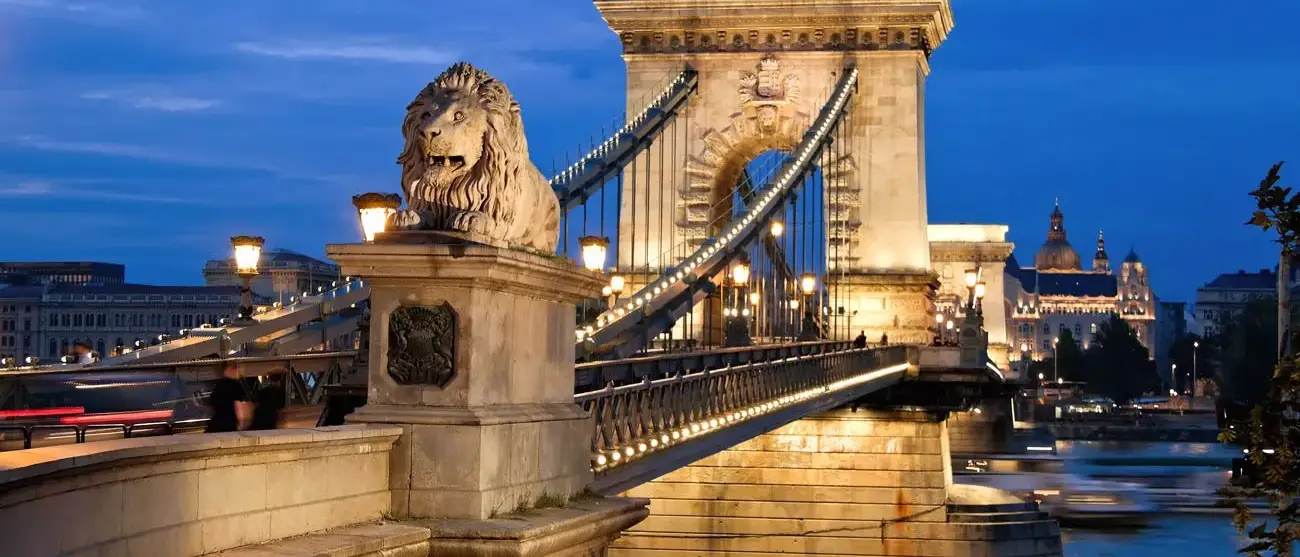 A ponte Chain em Budapest na noite. Sightseeing em Hungria