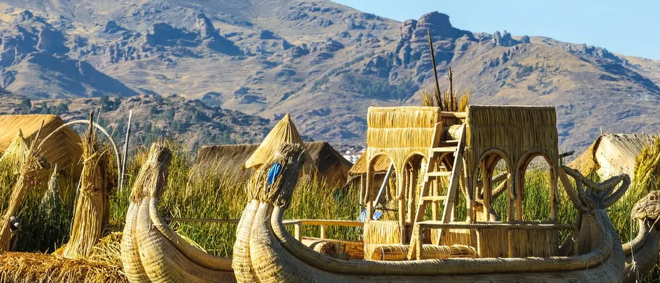 Barcos tipicos Lago Titicaca