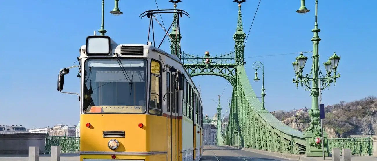 Bonde histórico na Ponte da Liberdade, em Budapeste, na Hungria