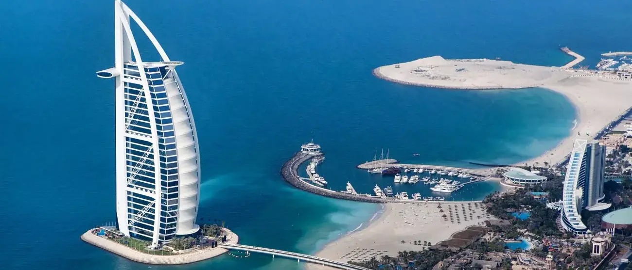 Burj Al Arab é um hotel de luxo 5 estrelas, construído em uma ilha artificial em frente à praia de Jumeirah