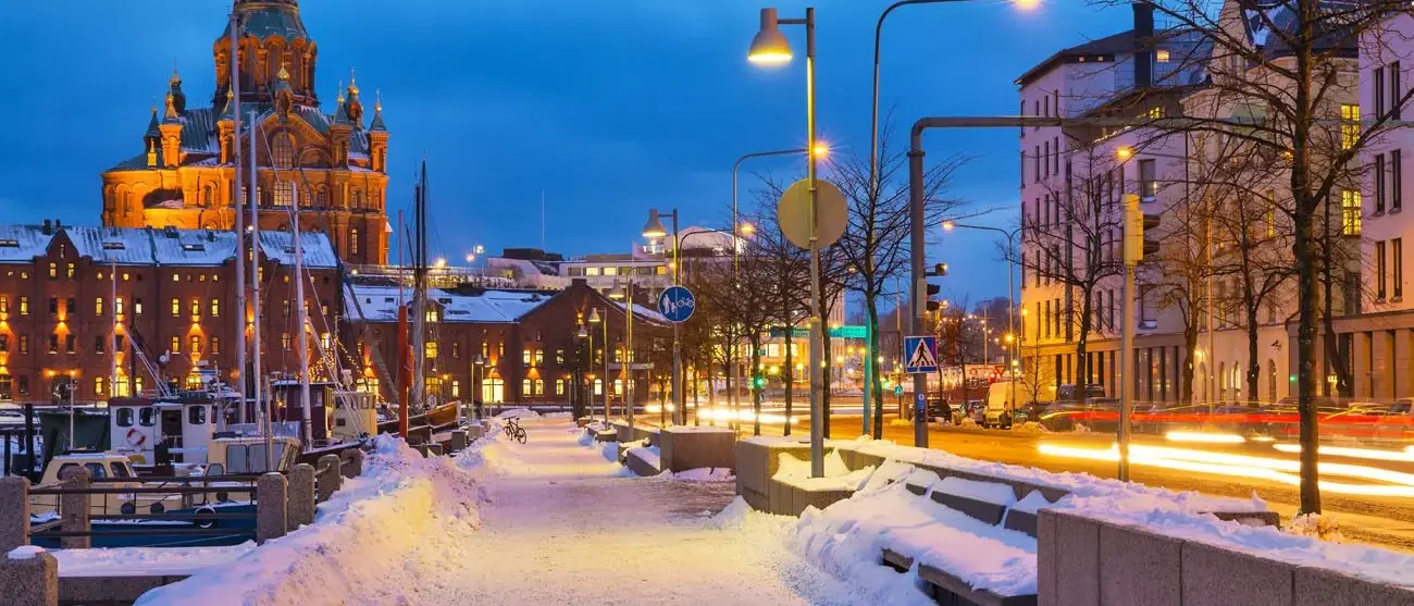 Cenário do inverno na cidade velha de Helsinki, Finlândia