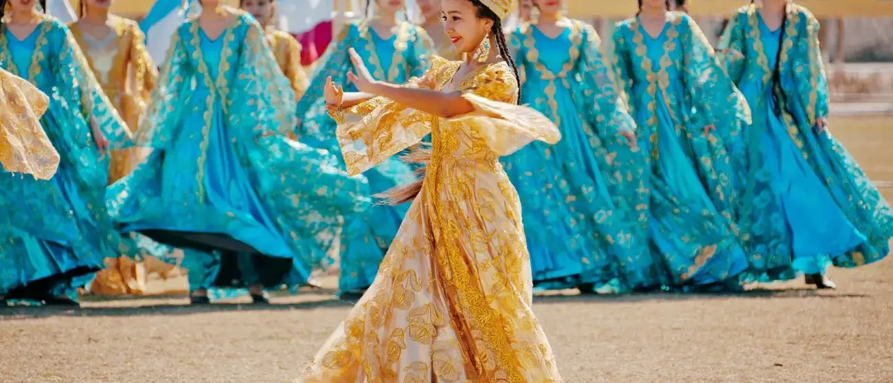 As crianças dançando e cantando em celebração do Navroz, Primavera Festival. em Zarafshan, Uzbekistan.