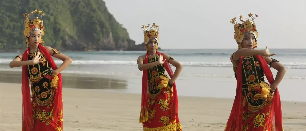 dançarinos populares indonésias realizar sua tradicional dança popular no litoral de Merah Beach, Banyuwangi