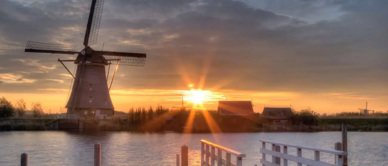 Moinhos de vento em Kinderdijk, Holanda no sol da manhã