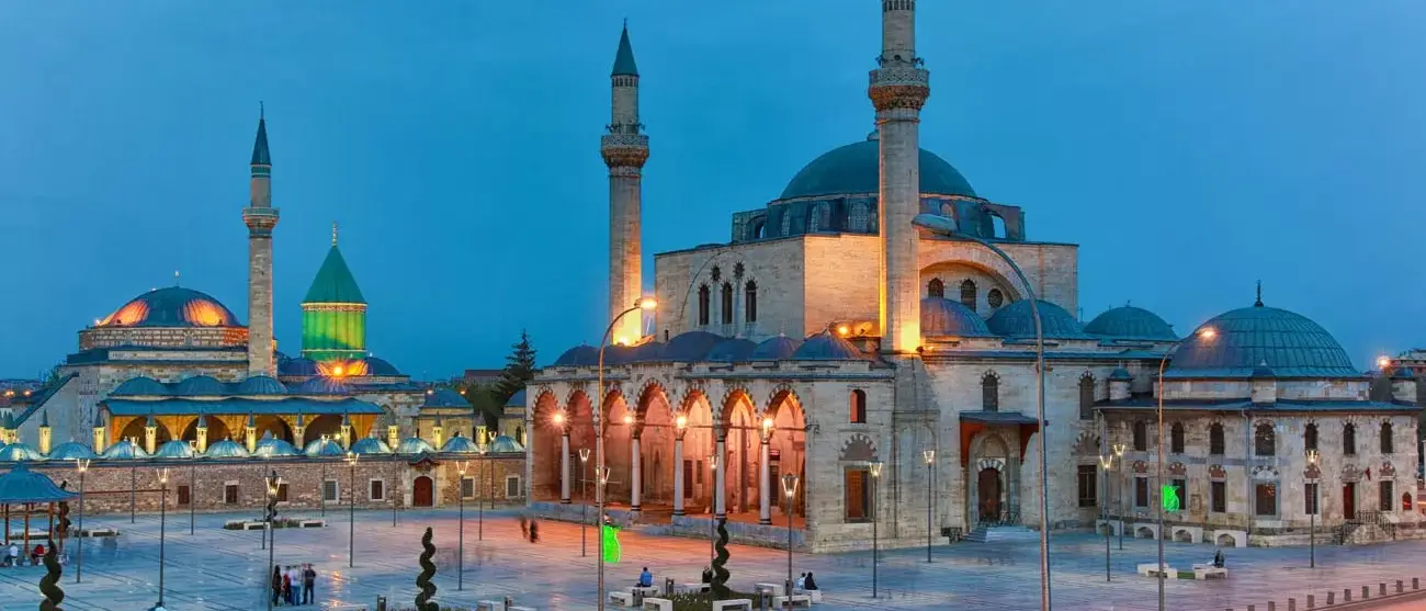 Museu Mevlana e excelente vista de Mevlana Square, Konya Turquia no crepúsculo