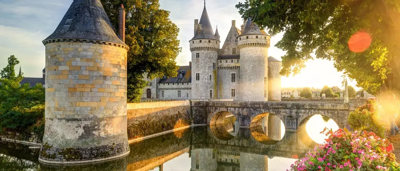 o castelo de Sully-sur-Loire, localizado no Vale do Loire, data do século 14 e é um excelente exemplo de fotaleza medieval