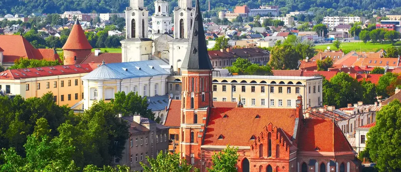 Panorama de Kaunas de Aleksotas colina, Lituânia