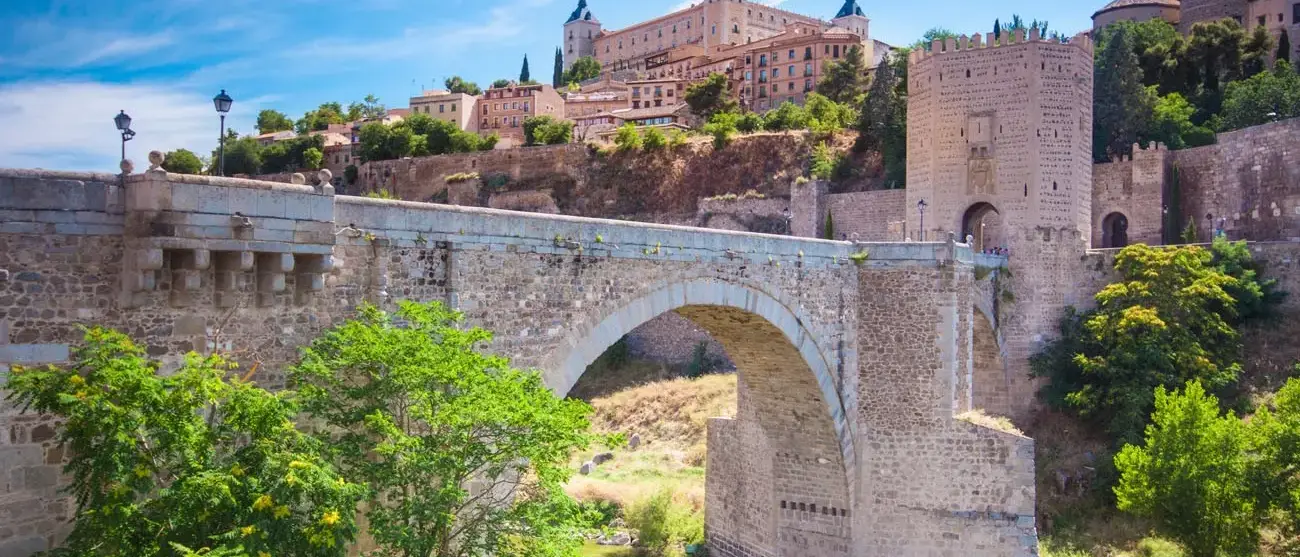 Panorama do Alcazar acima da ponte medieval San Martin - Toledo, Espanha