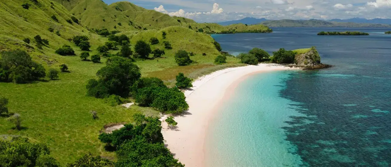 Parque Nacional de Komodo - isladnds paraíso para o mergulho e a exploração. O destino turístico mais popular na Indonésia, Nusa Tenggara.