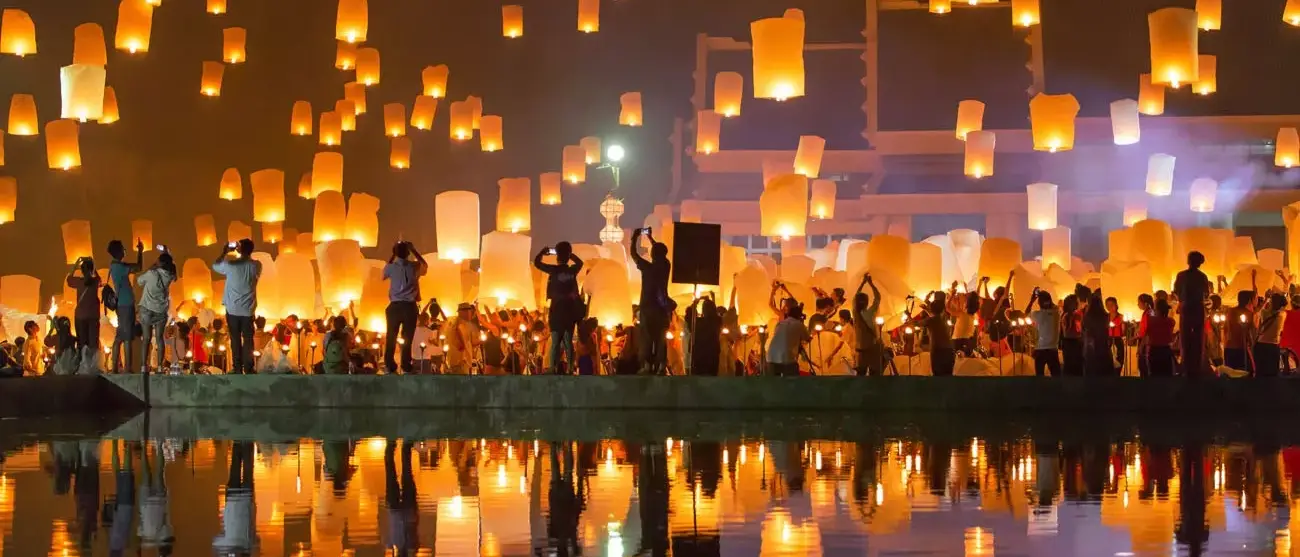 Pessoas liberar Khom Loi, as lanternas do céu durante Yi Peng e Loy Krathong festival -Chiang Mai, Tailândia.