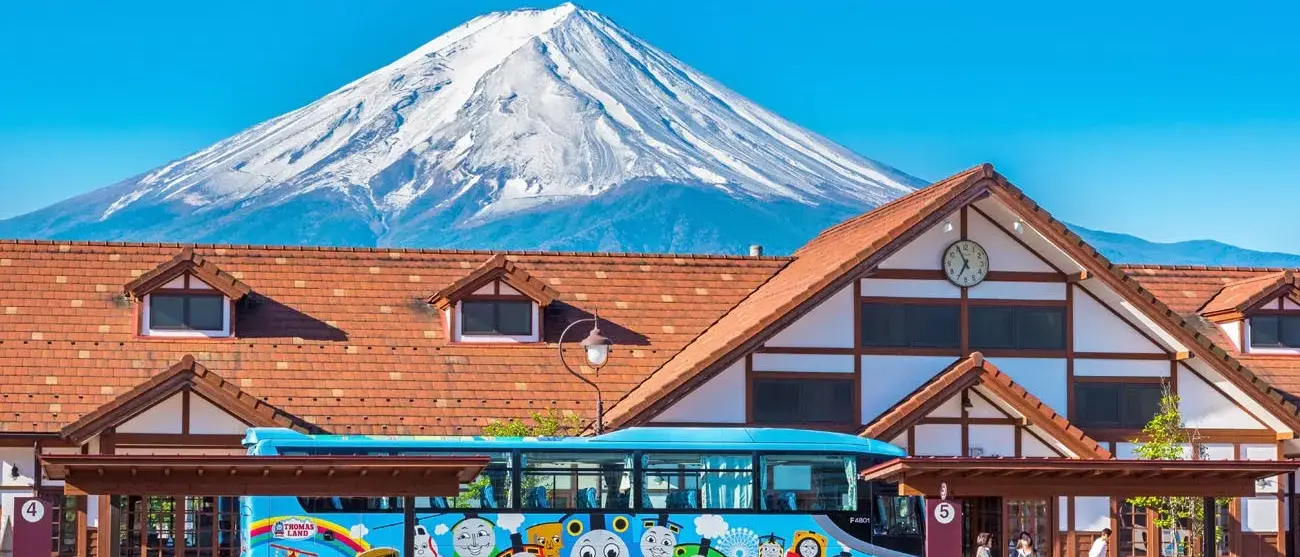 Thomas Bus na estação de Kawaguchiko, Um dos ônibus da Linha Fujikyu entre Shinjiku e Fujikyu Highlan
