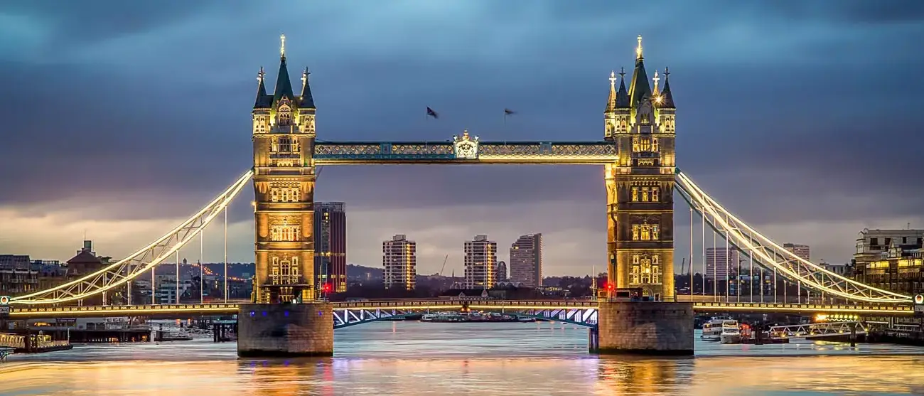 Tower Bridge, com reflexos no Tâmisa