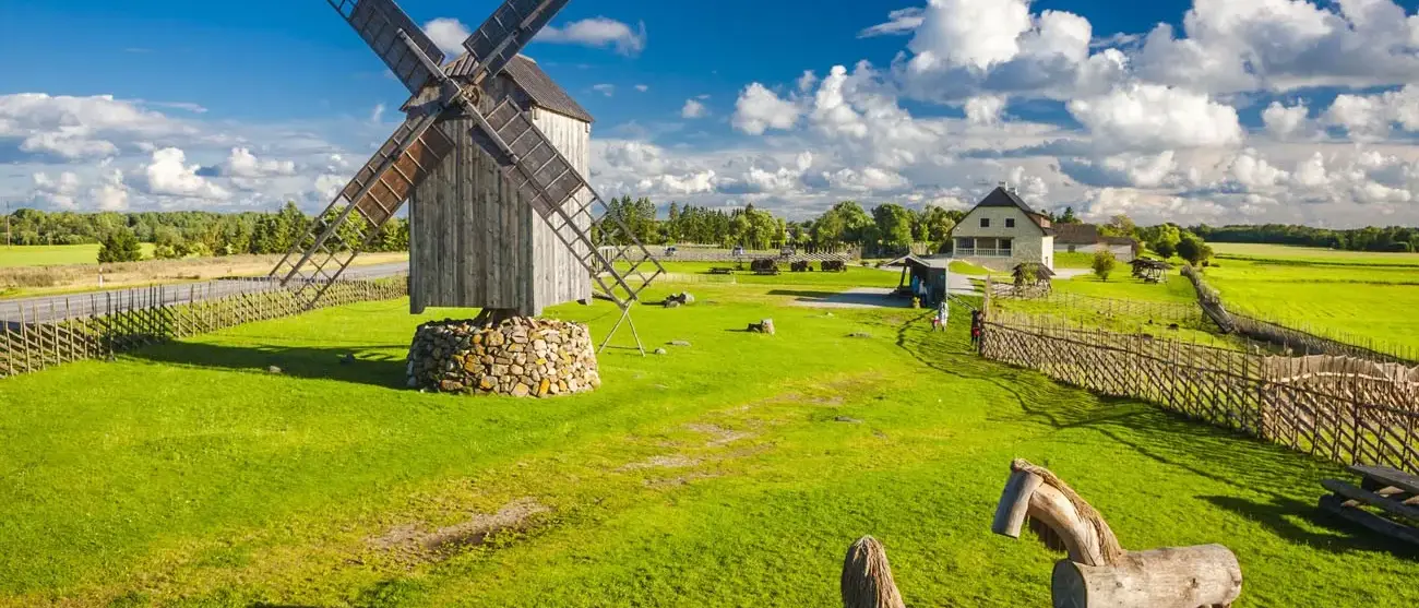 Um moinho de vento de madeira em Angla, ilha Saaremaa, Estónia