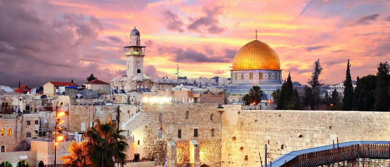 Vista da cidade antiga na parede ocidental e o Templo do Monte em Jerusalém, Israel