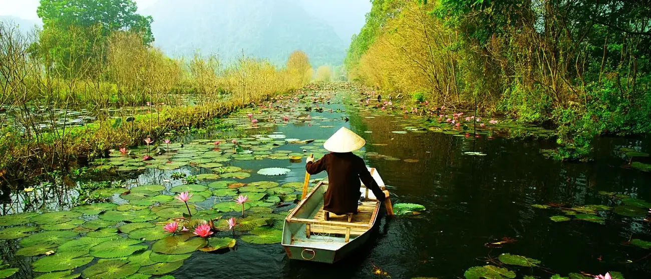 Yen córrego no caminho para Huong pagoda no outono, Hanoi, Vietnã. Paisagens Vietnã.