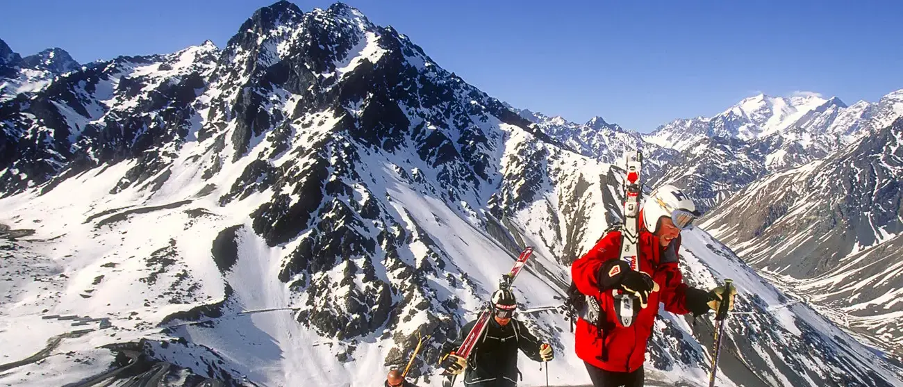 Portillo é uma popular estância de desportos de Inverno nas montanhas dos Andes