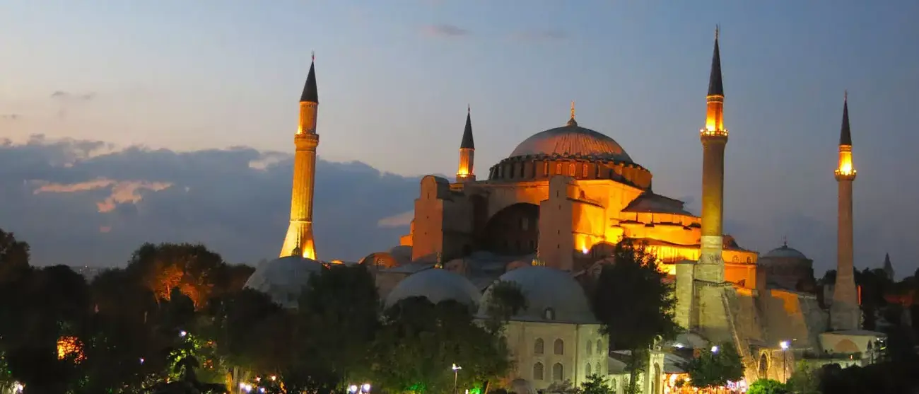 Mesquita Azul a noite iluminada