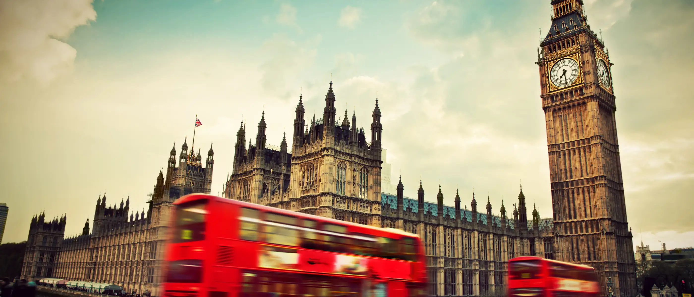 Onibus vermelhos e Big Ben em Londres