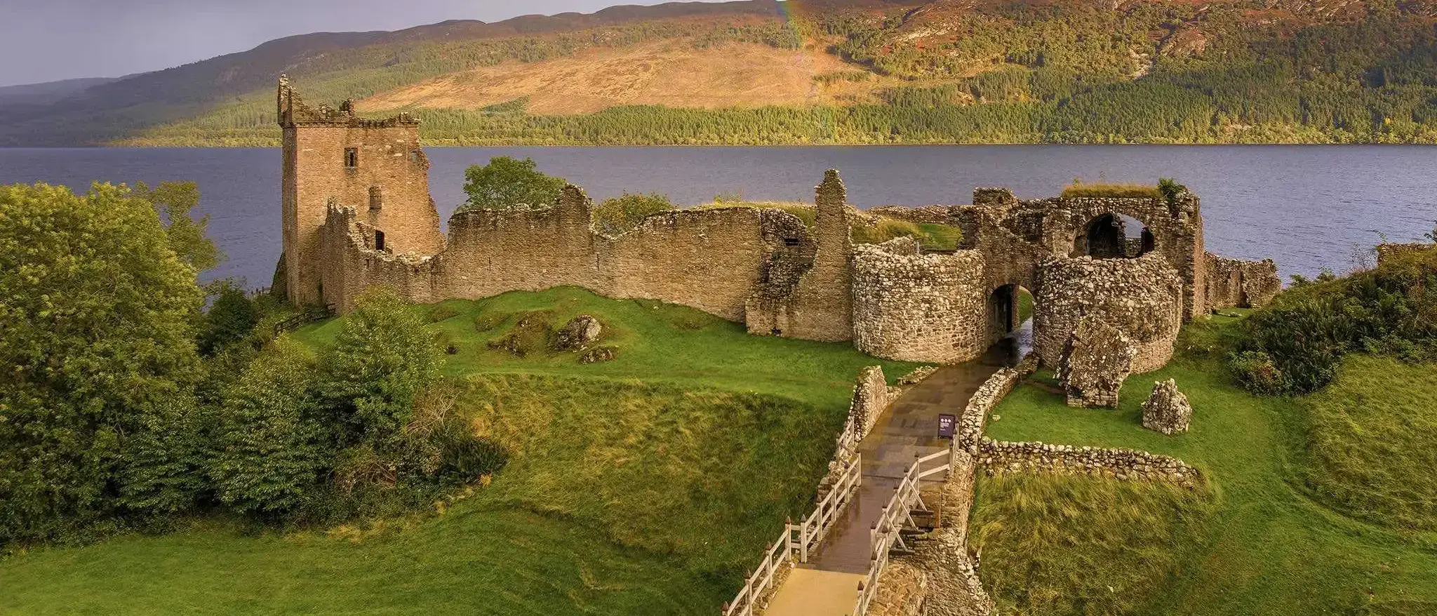 Castelo Urquhart, na beira do Lago Ness, Escocia