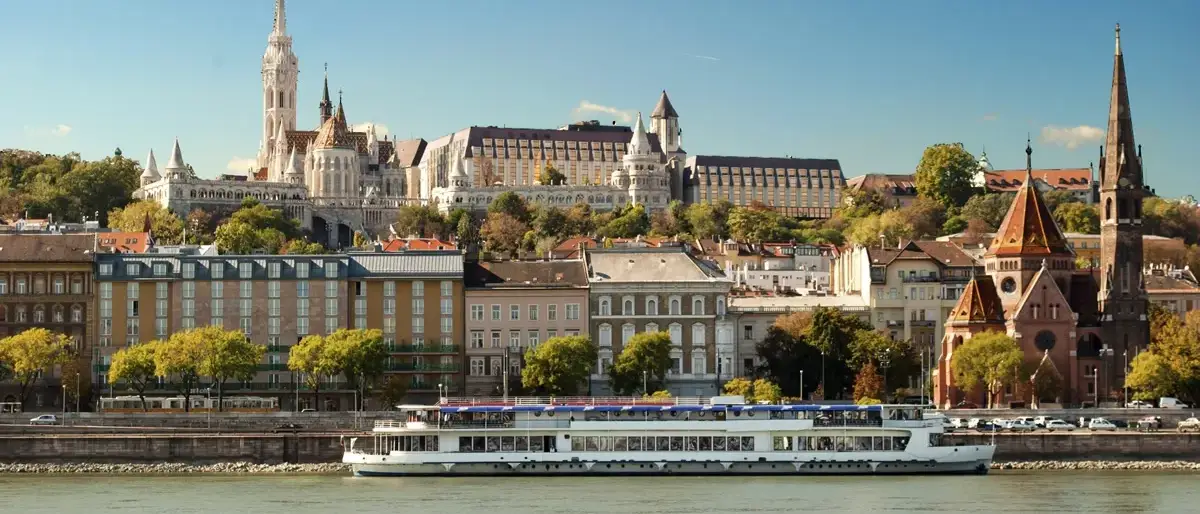 Rio Danúbio com navio cruzeiro, Budapeste