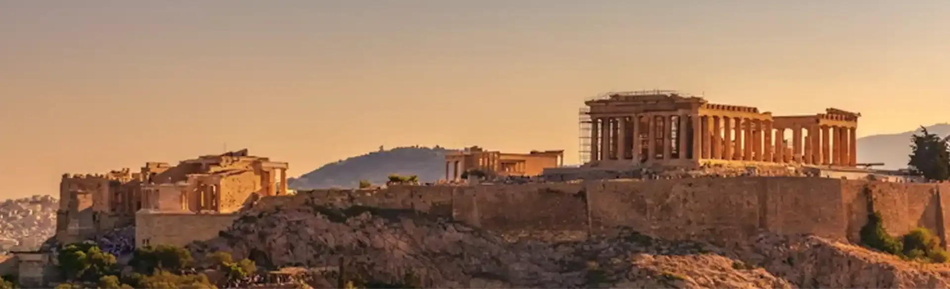 Pessoa em camelo no deserto