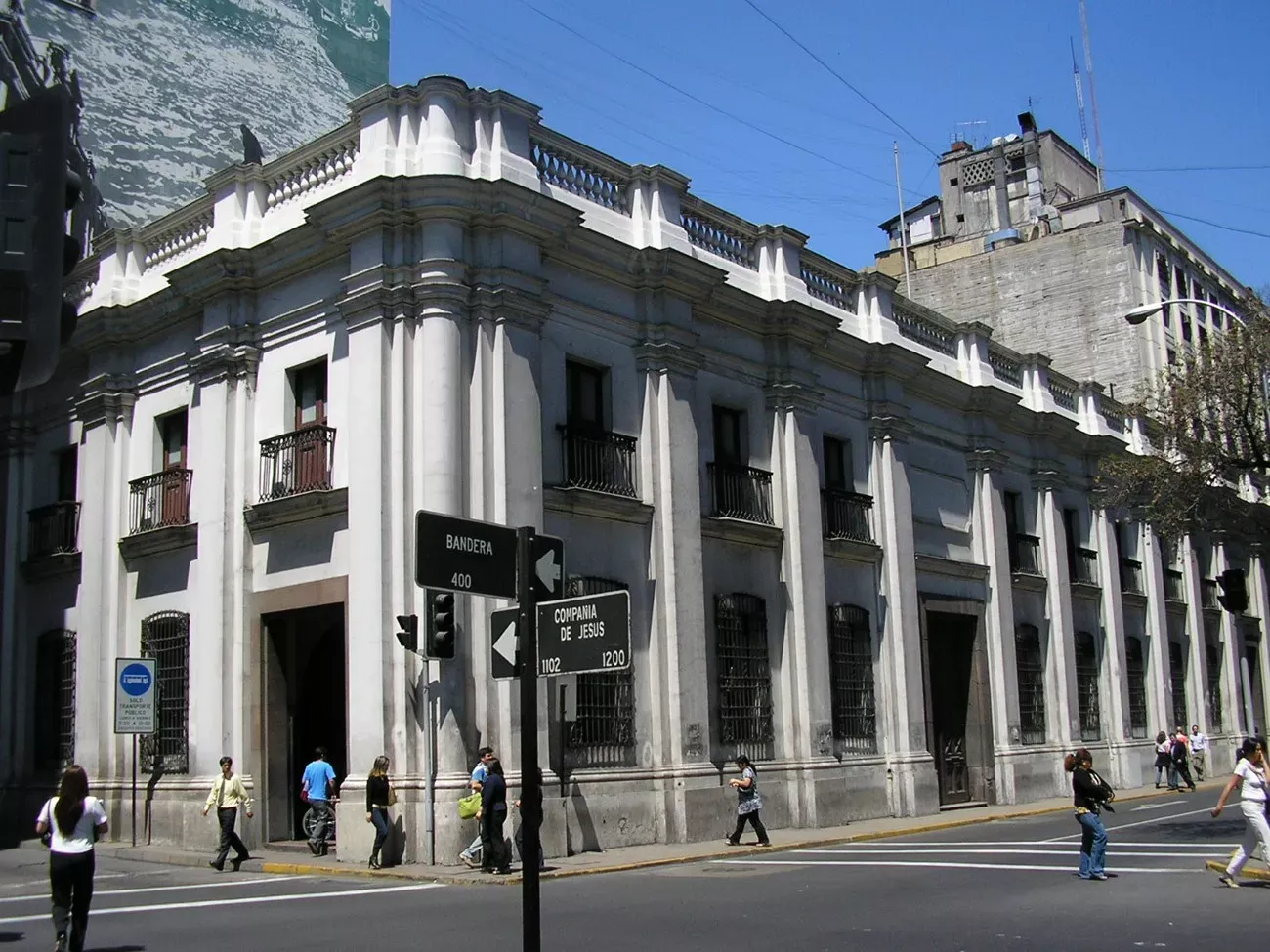 Pessoa em camelo no deserto