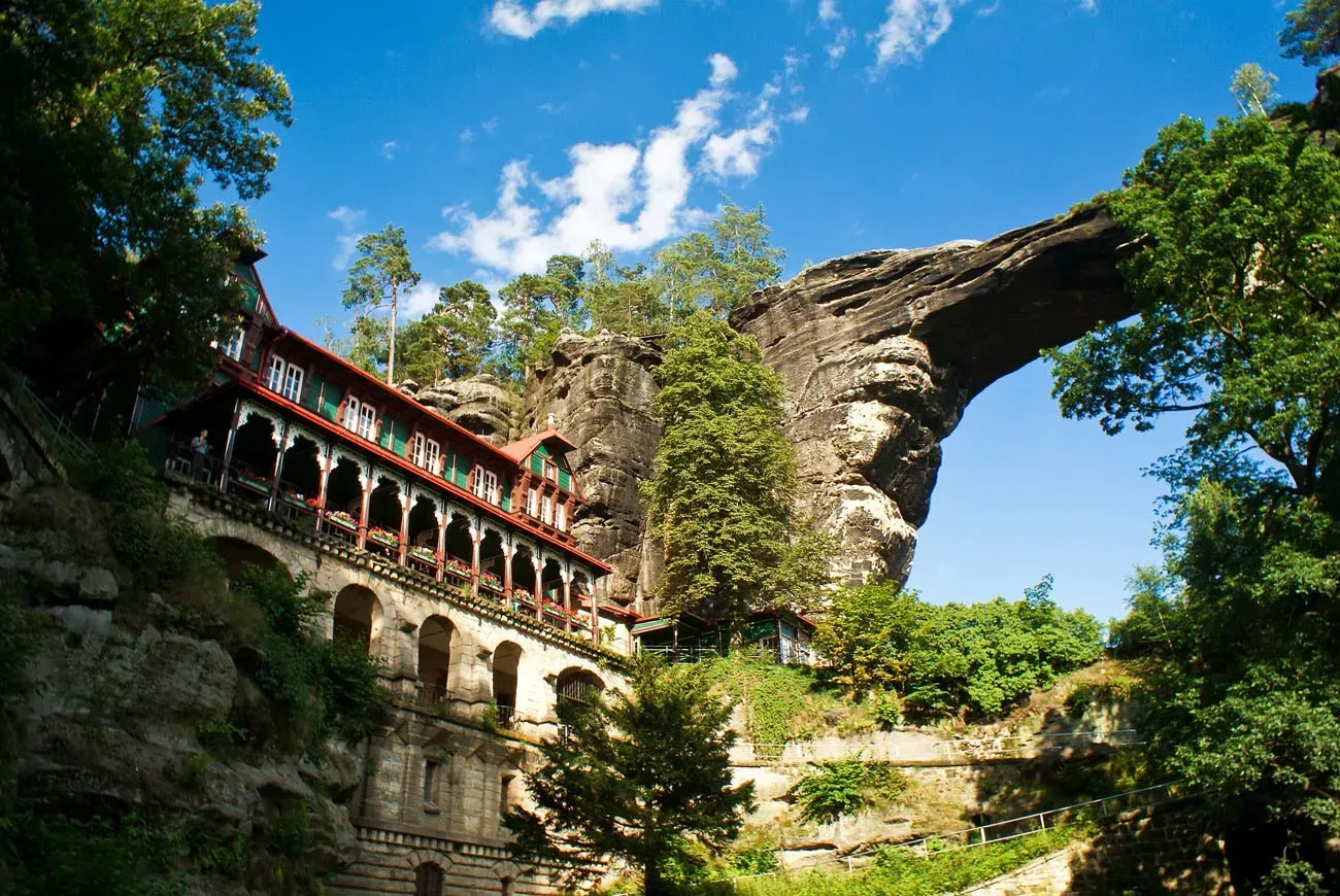 Pessoa em camelo no deserto