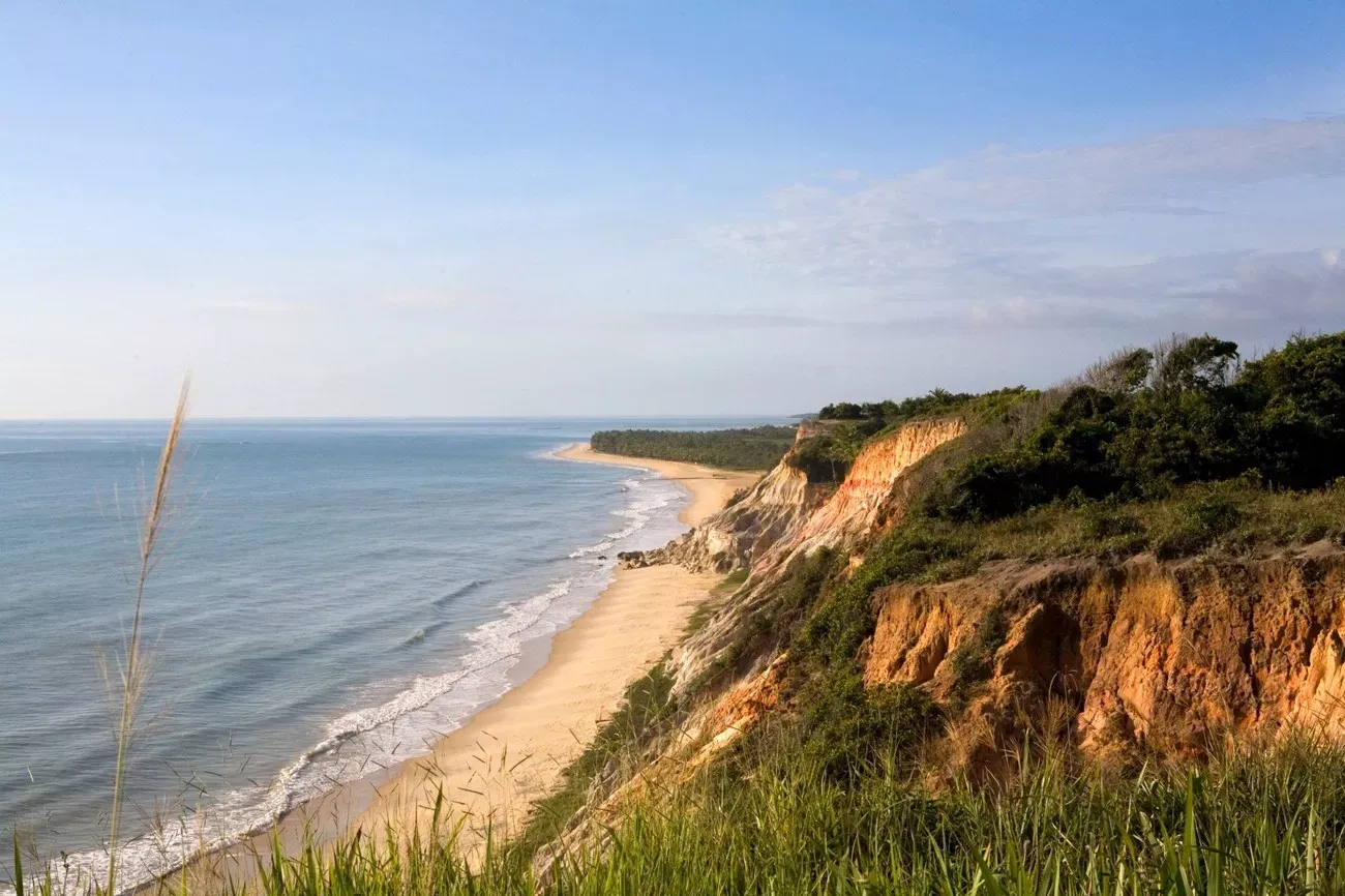 Pessoa em camelo no deserto