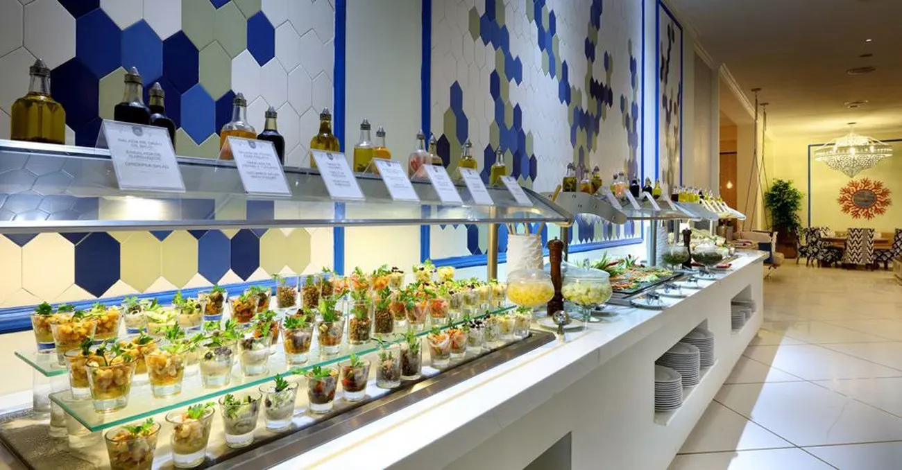 Pessoa em camelo no deserto