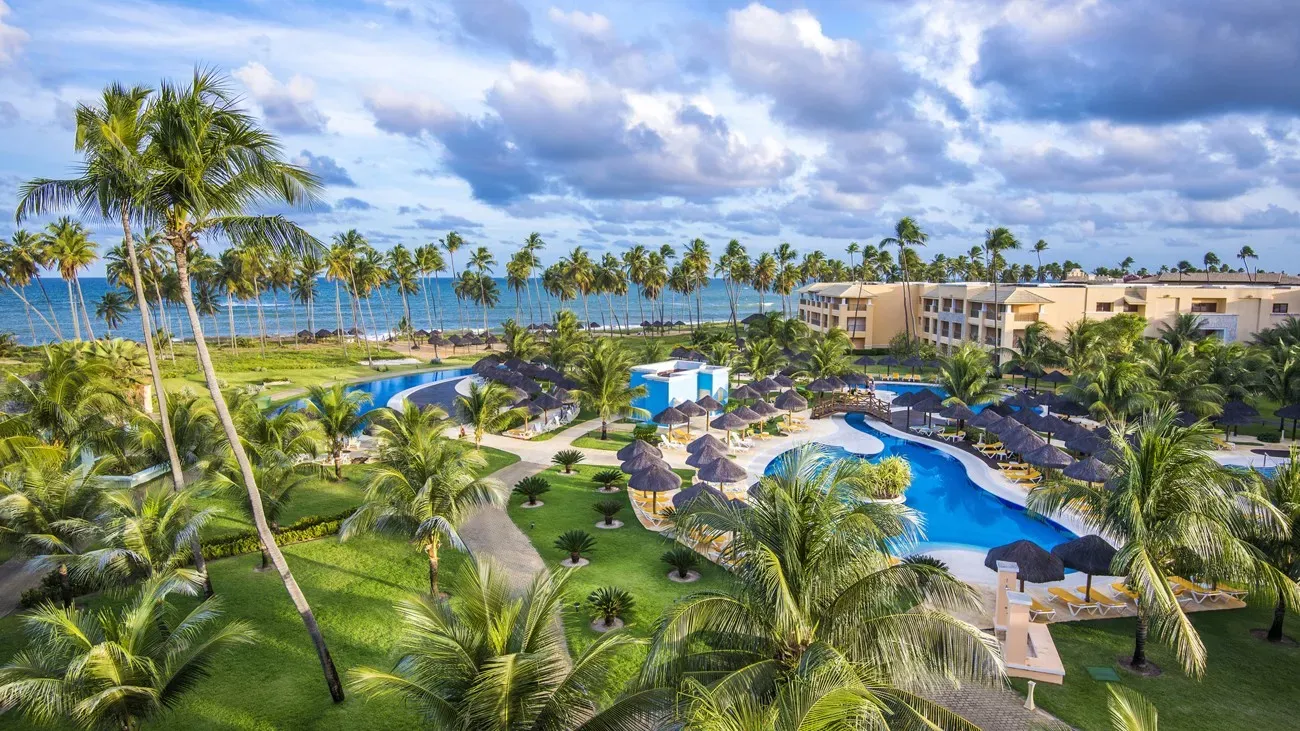 Pessoa em camelo no deserto