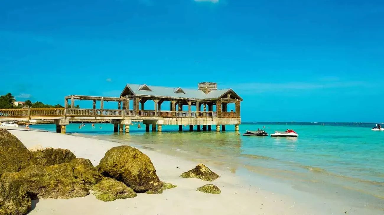 Pessoa em camelo no deserto