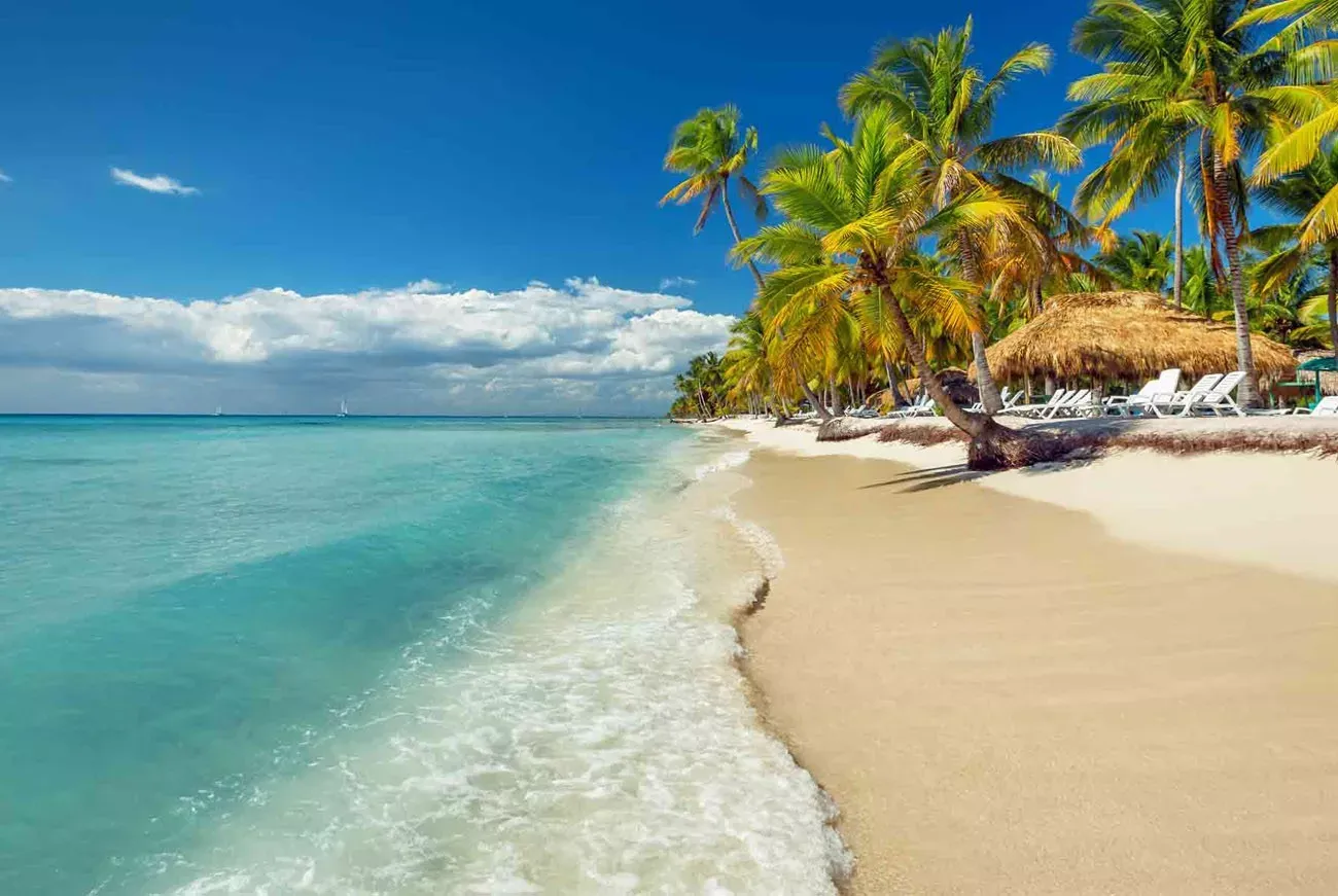 Pessoa em camelo no deserto