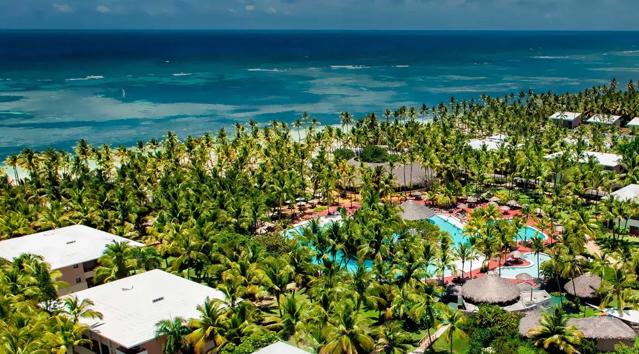 Pessoa em camelo no deserto