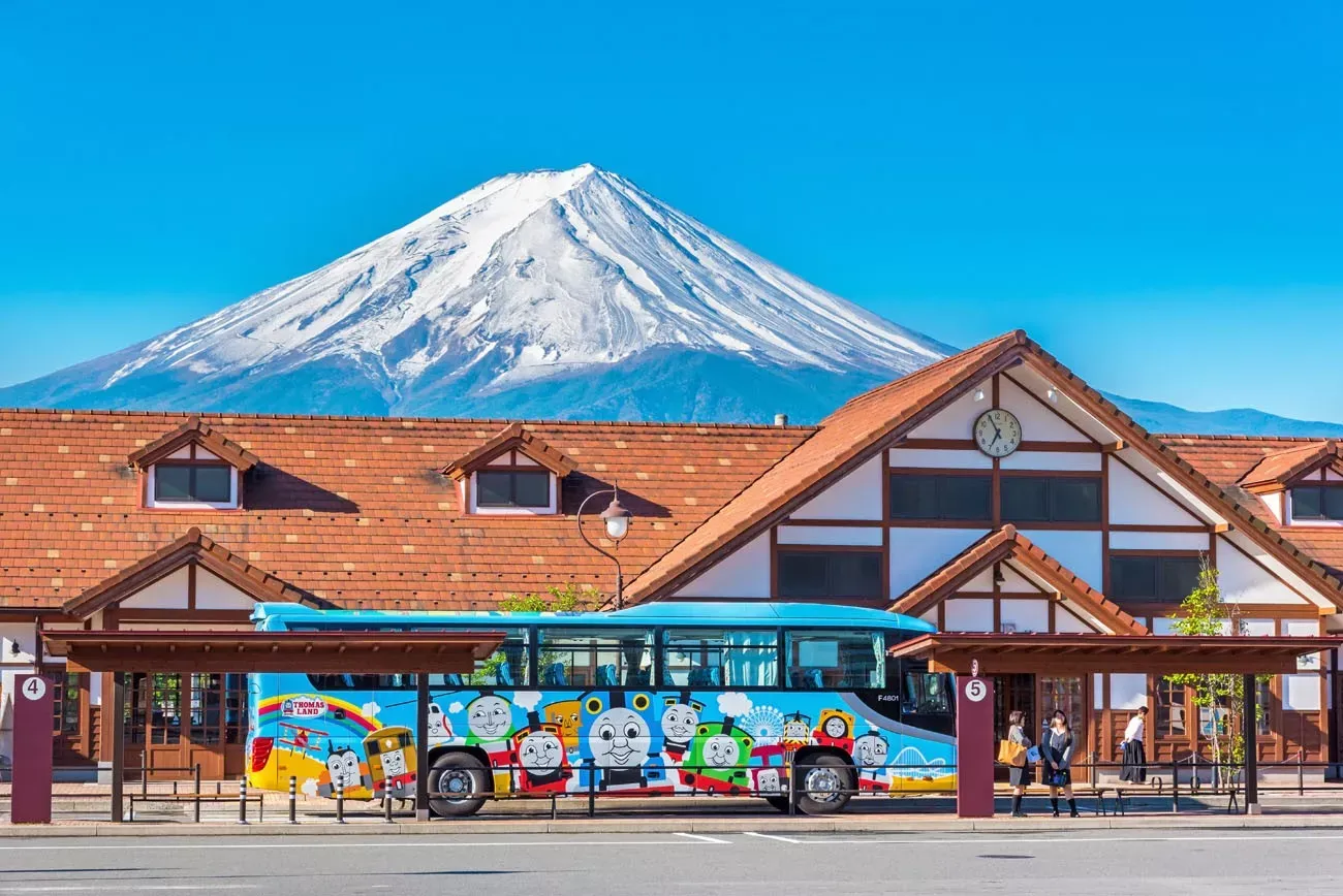Thomas Bus na estação de Kawaguchiko, Um dos ônibus da Linha Fujikyu entre Shinjiku e Fujikyu Highlan